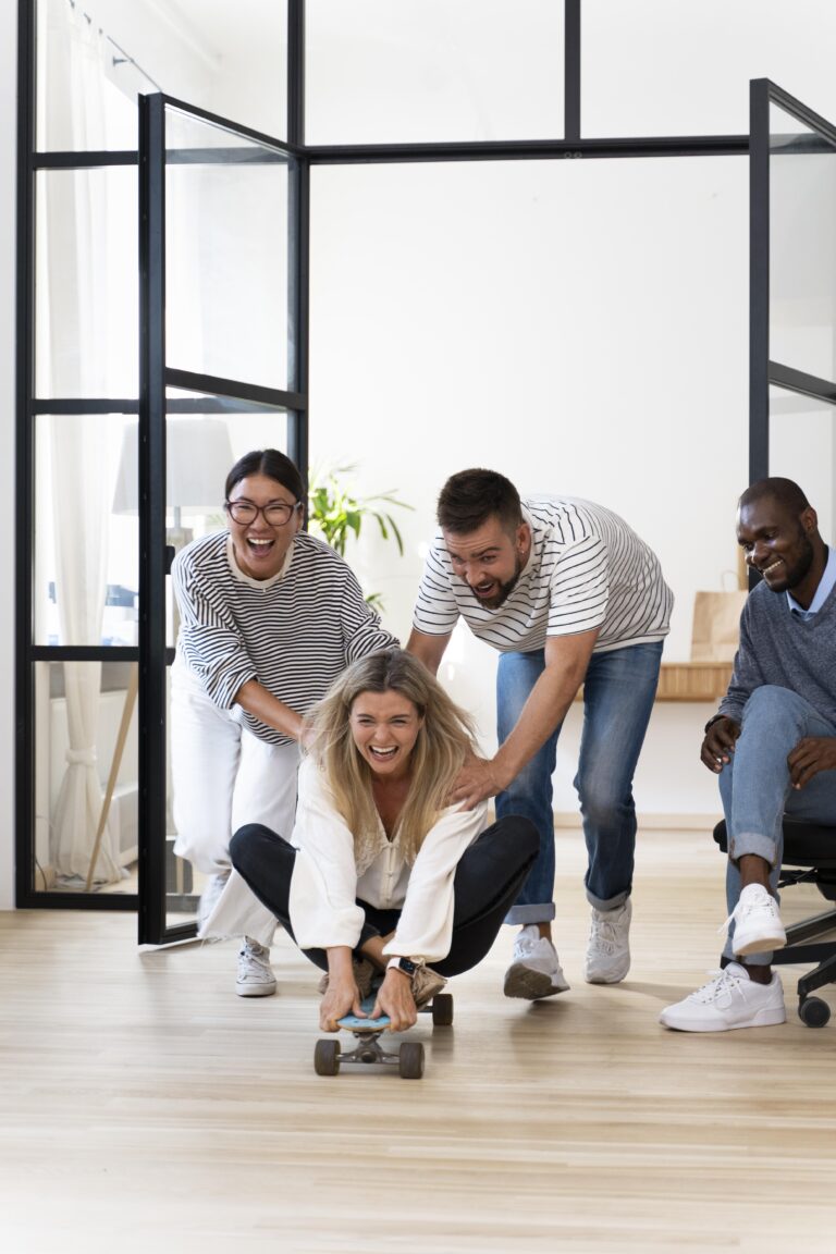 Equipo de profesionales desarrollando habilidades blandas y liderazgo con dinámica de gamificación