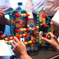 Actividad colaborativa de construcción para mejorar liderazgo transformacional y trabajo en equipo