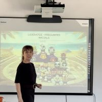 Formación interactiva sobre liderazgo con proyección visual dirigida por Anna Morros en clase