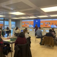 Formación presencial. Pantalla interactiva sobre gestión de equipos y desarrollo de habilidades